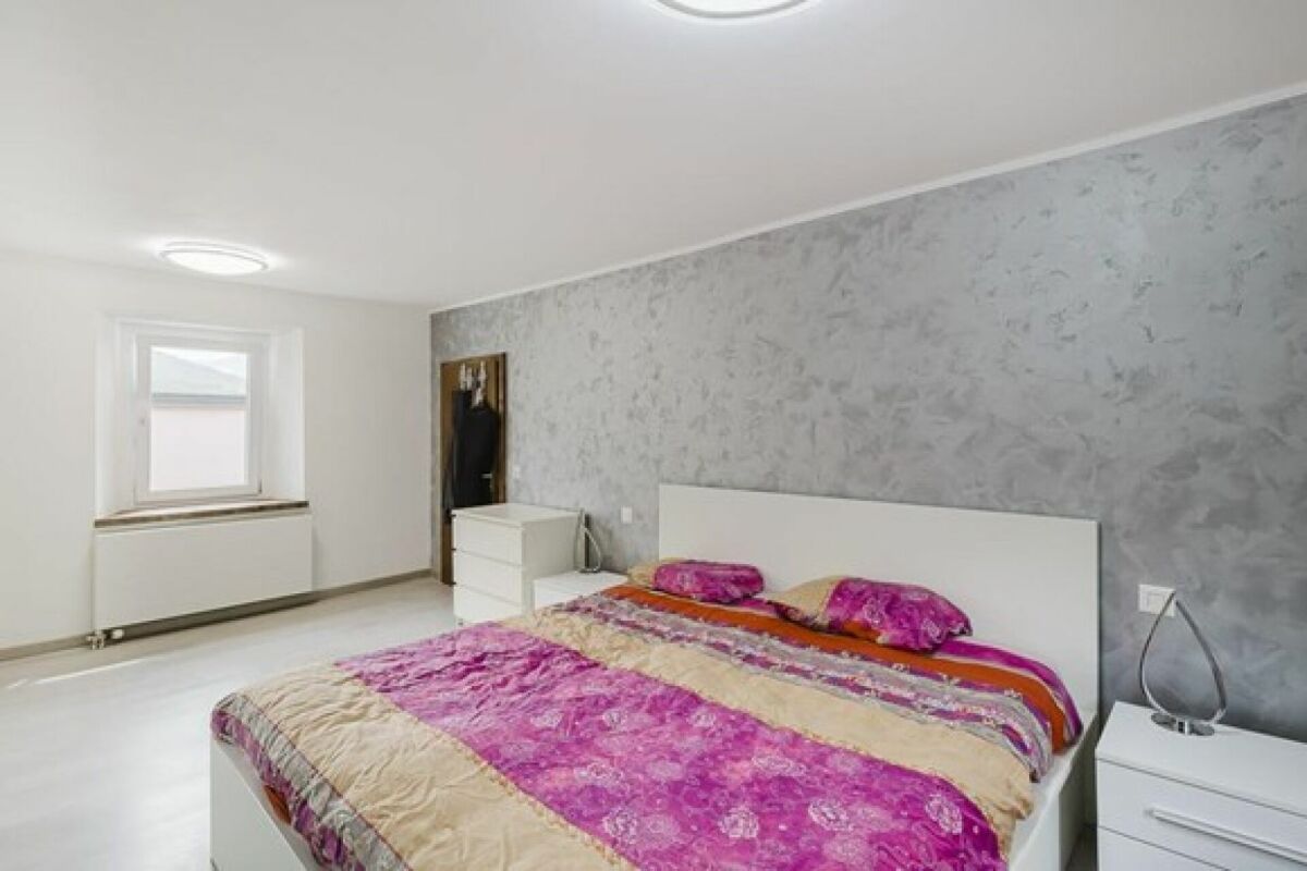 Modernes Schlafzimmer mit grauer Akzentwand
