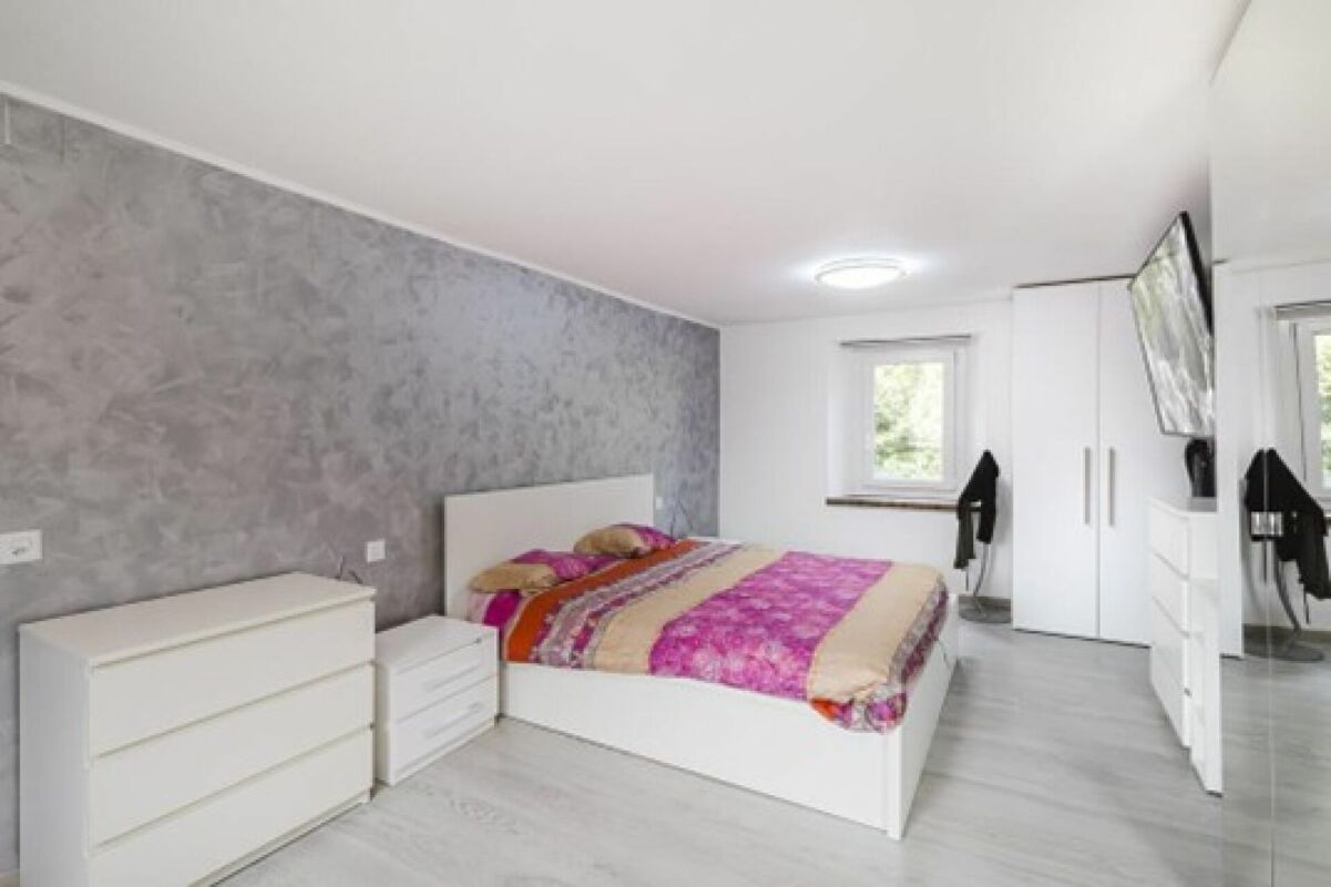 Modernes Schlafzimmer mit heller Einrichtung