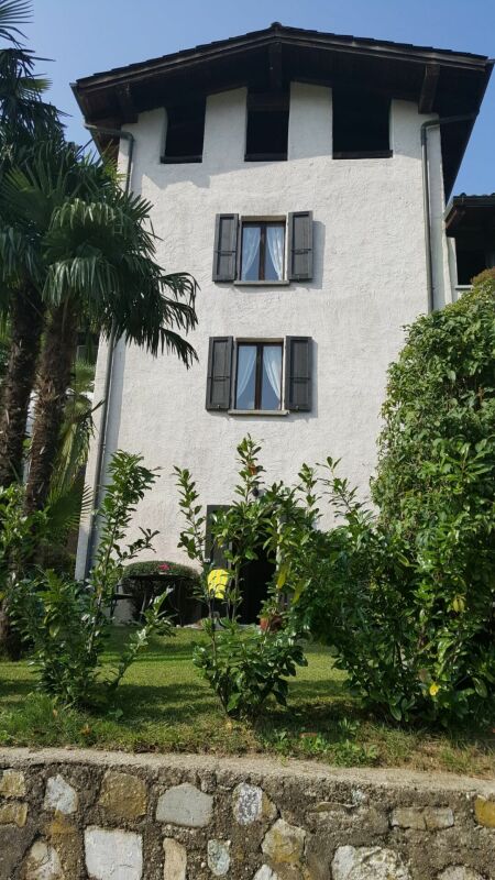 Mehrstöckiges Haus mit Garten
