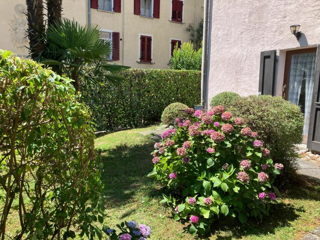 Gartenansicht eines Hauses mit Blumen und Hecken