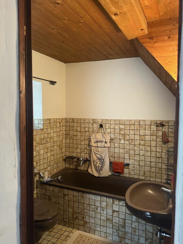 Rustikales Badezimmer mit Holzdecke