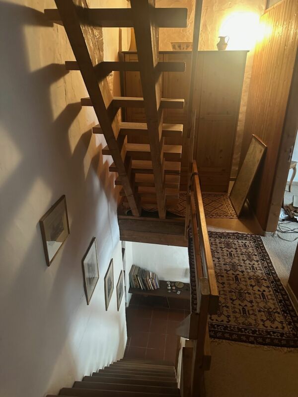 Treppenhaus mit Holztreppe und Galerie