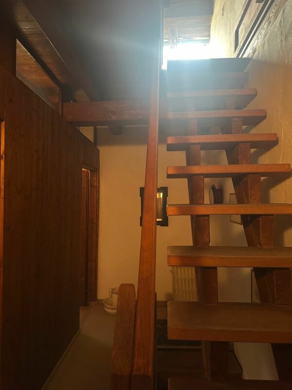Treppenaufgang mit Holzgeländer