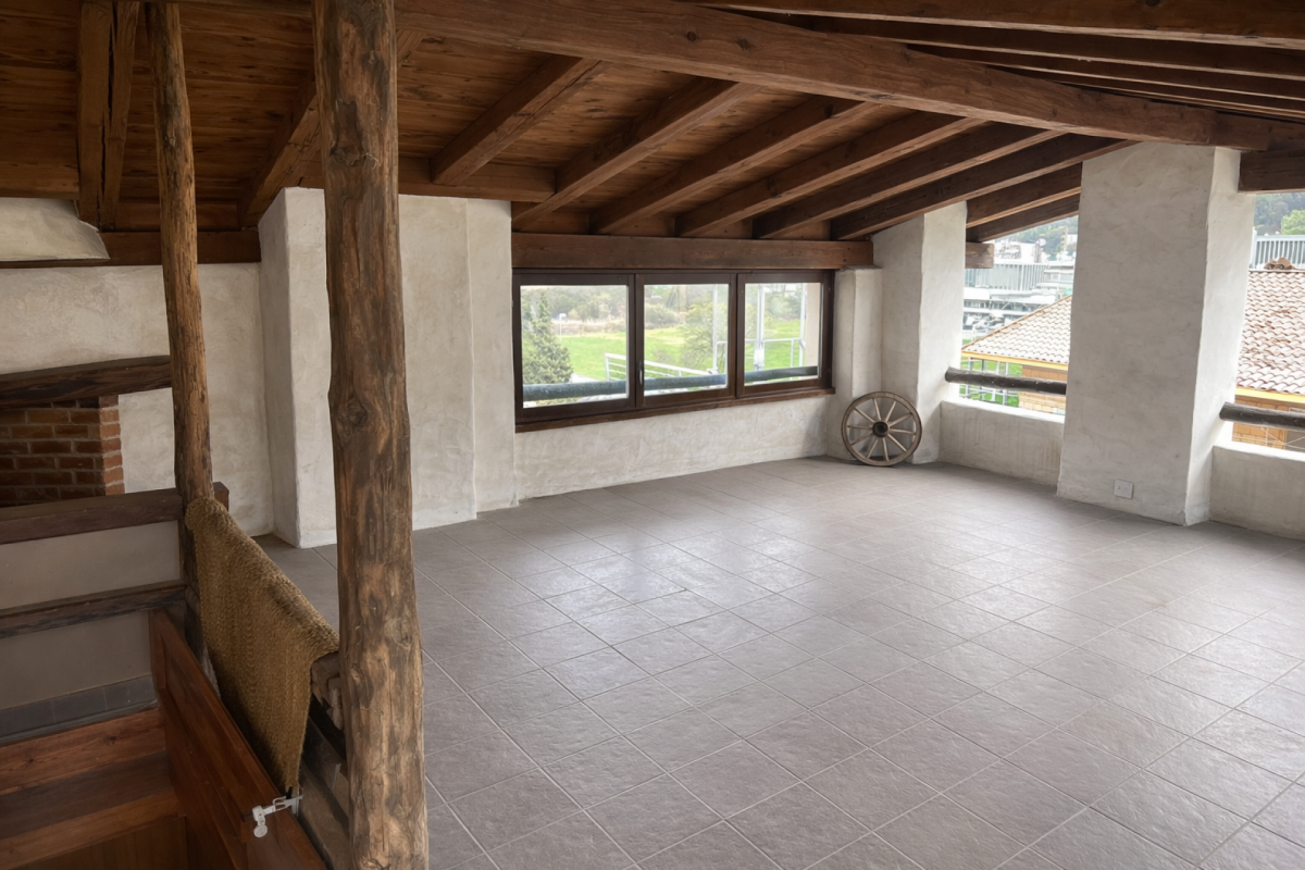 Dachgeschossraum mit Holzdecke und großen Fenstern