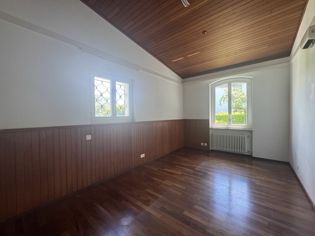 Leerer Raum mit Holzdecke und Holzvertäfelung