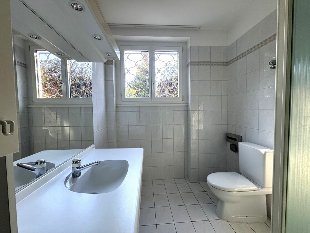 Modernes Badezimmer mit Fenster und WC