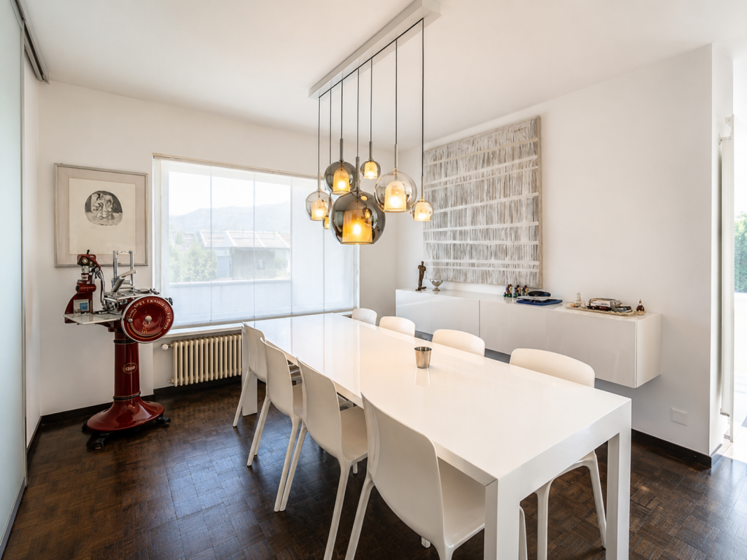 Heller Essbereich mit Designerleuchte