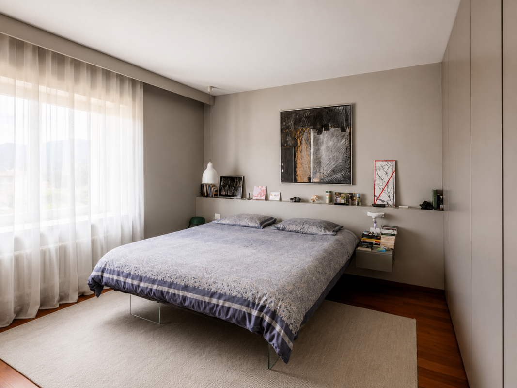 Modernes Schlafzimmer mit großem Bett und Fensterfront