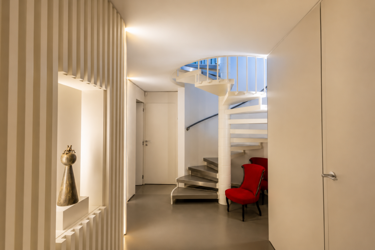 Moderner Eingangsbereich mit Wendeltreppe