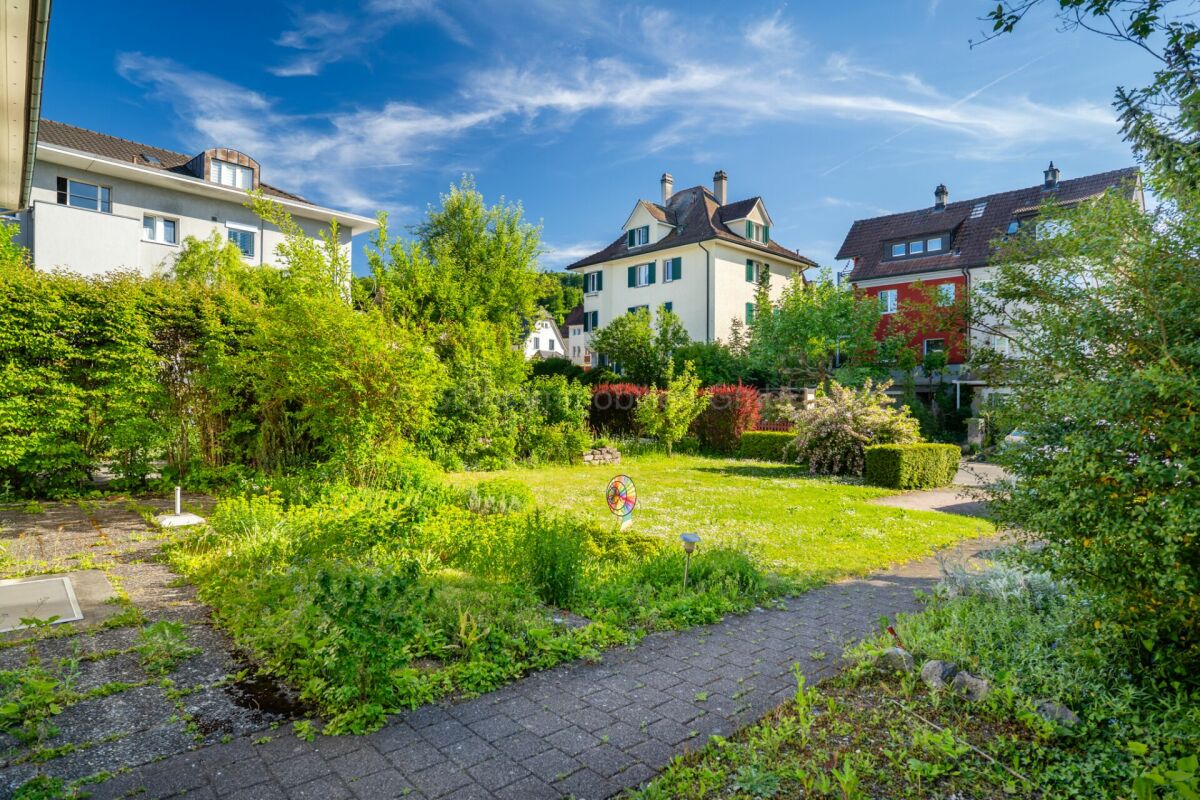 Grüner Garten mit umliegenden Wohnhäusern