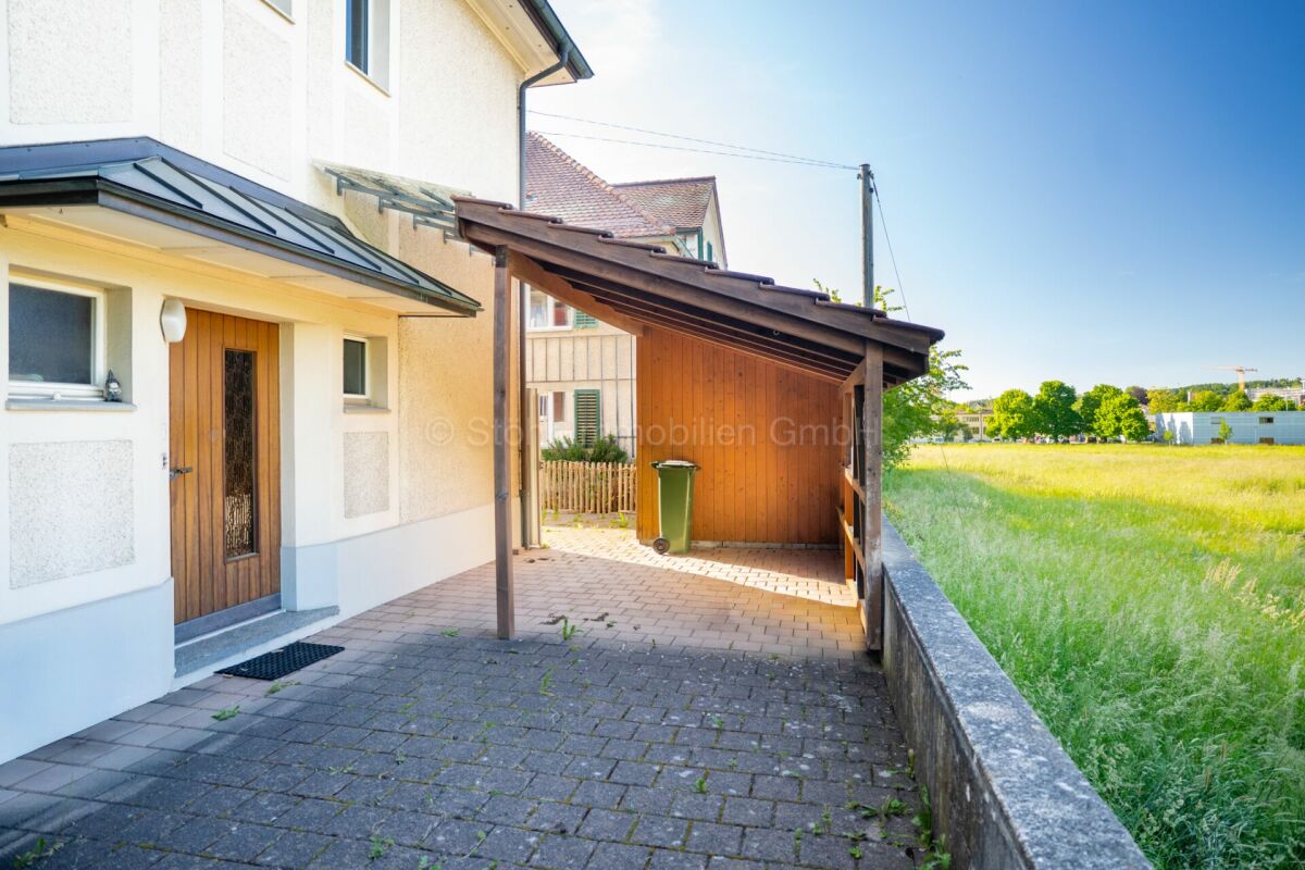 Hauszugang mit überdachtem Eingangsbereich
