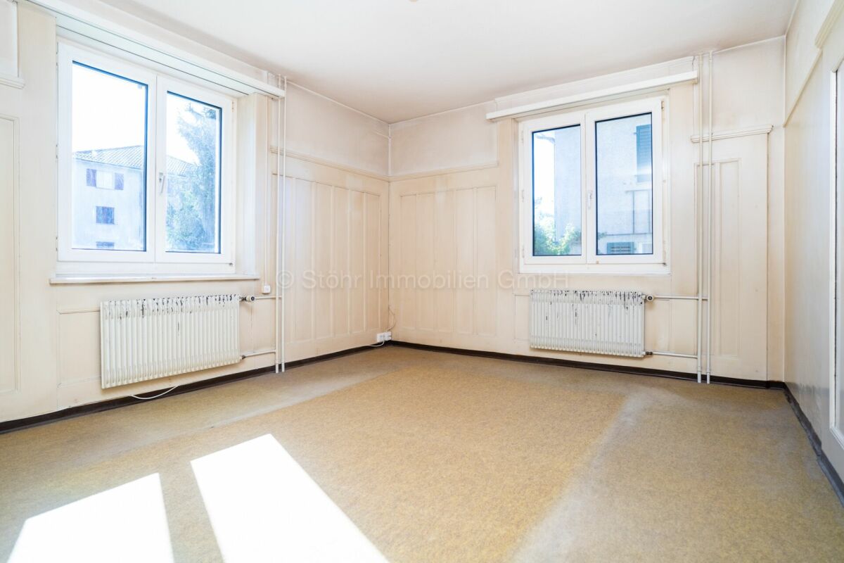 Leerer heller Raum mit zwei Fenstern