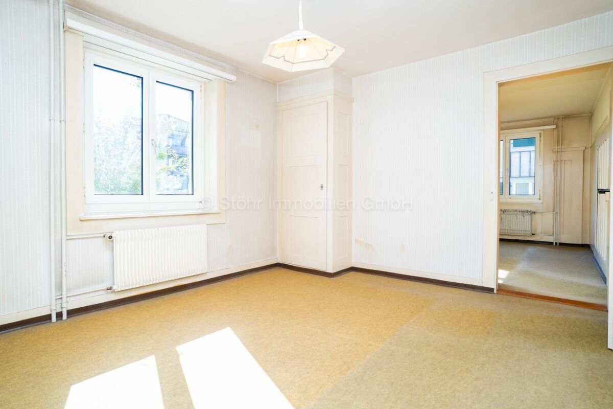Heller leerer Wohnraum mit Einbauschrank