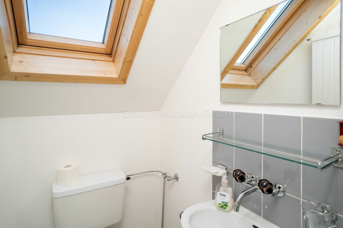 Helles Gäste-WC mit Dachfenster