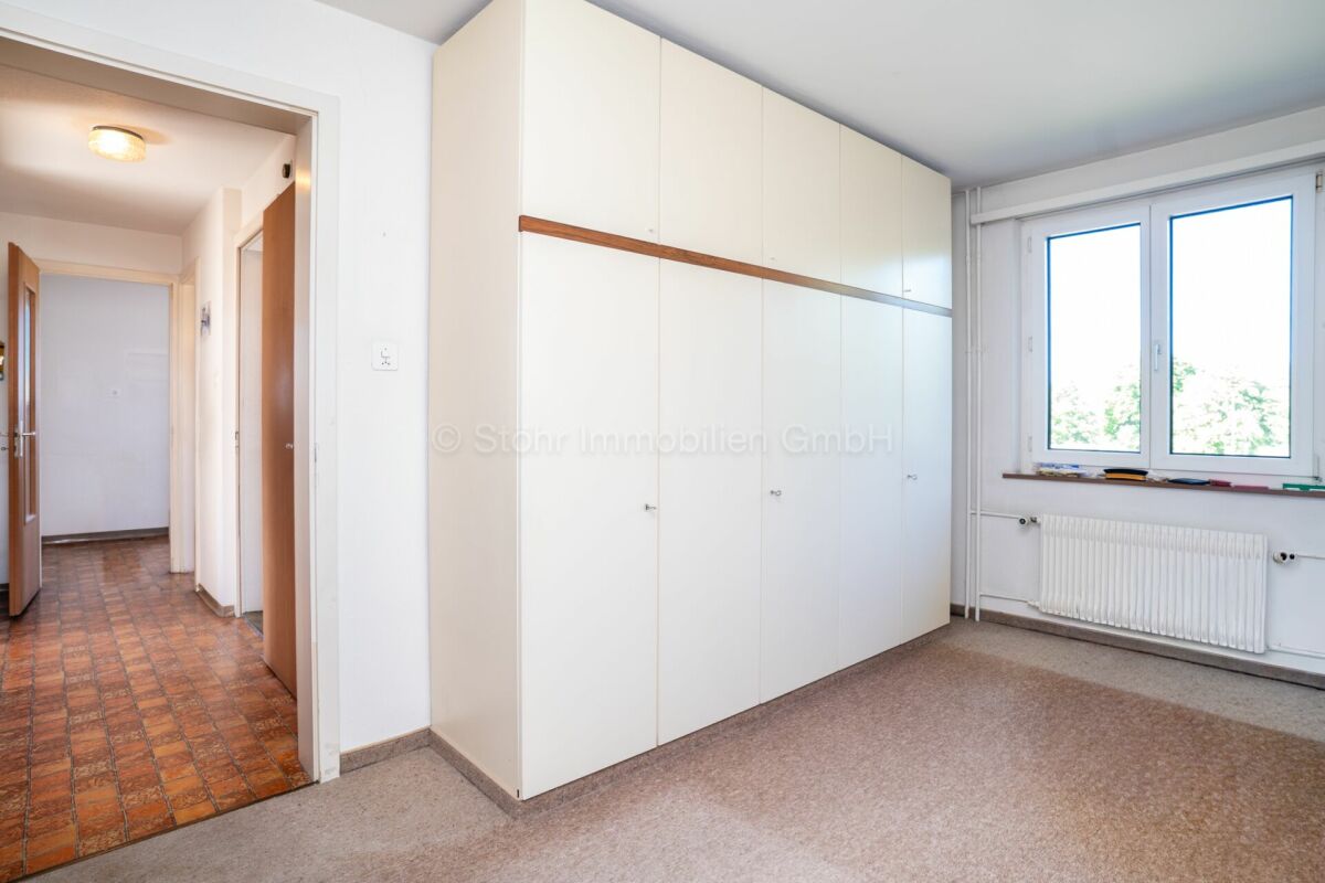 Innenraum mit Einbauschrank und Fenster