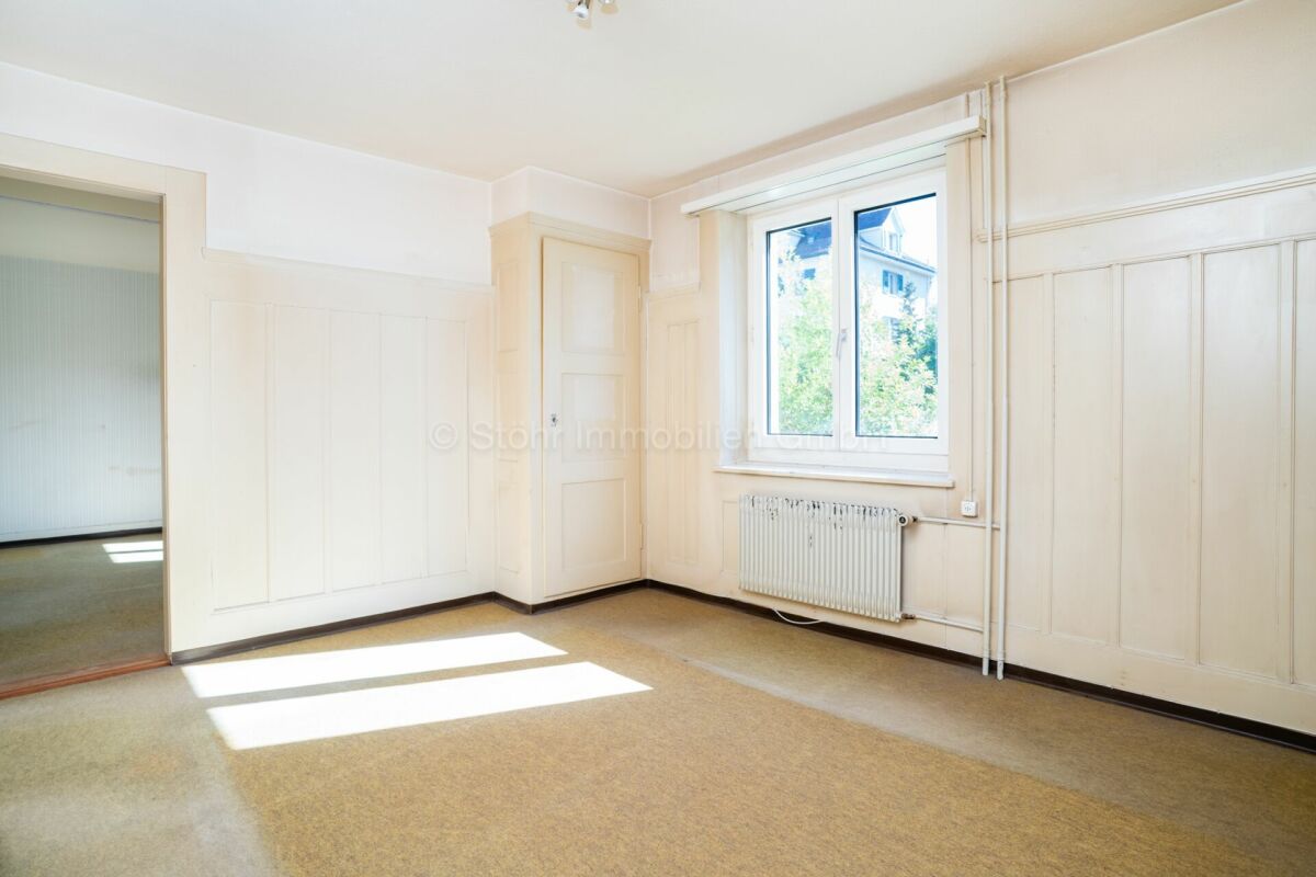 Heller leerer Raum mit Fenster und Teppichboden