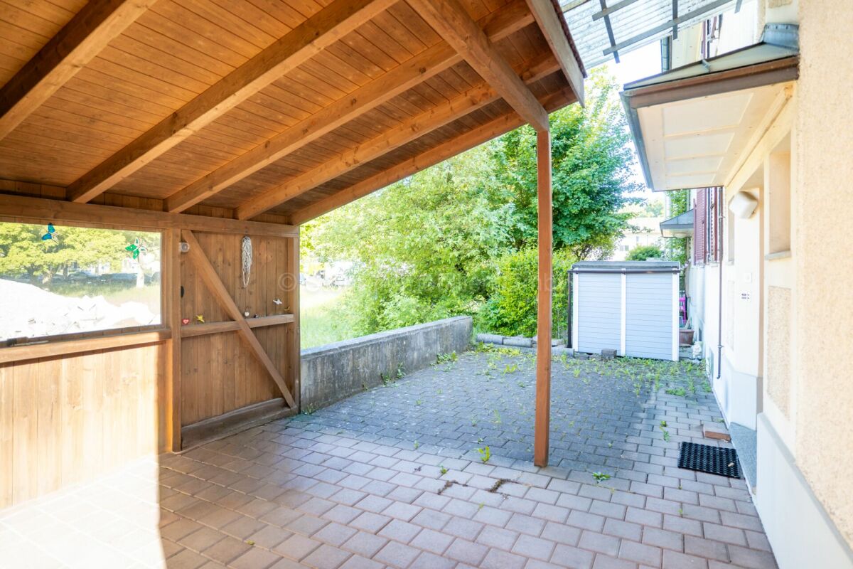 Überdachte Terrasse mit Holzdecke