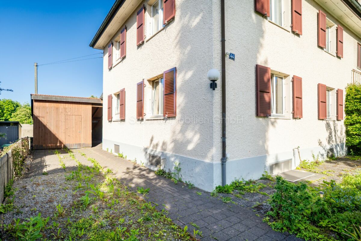 Außenansicht eines Wohnhauses mit Garage