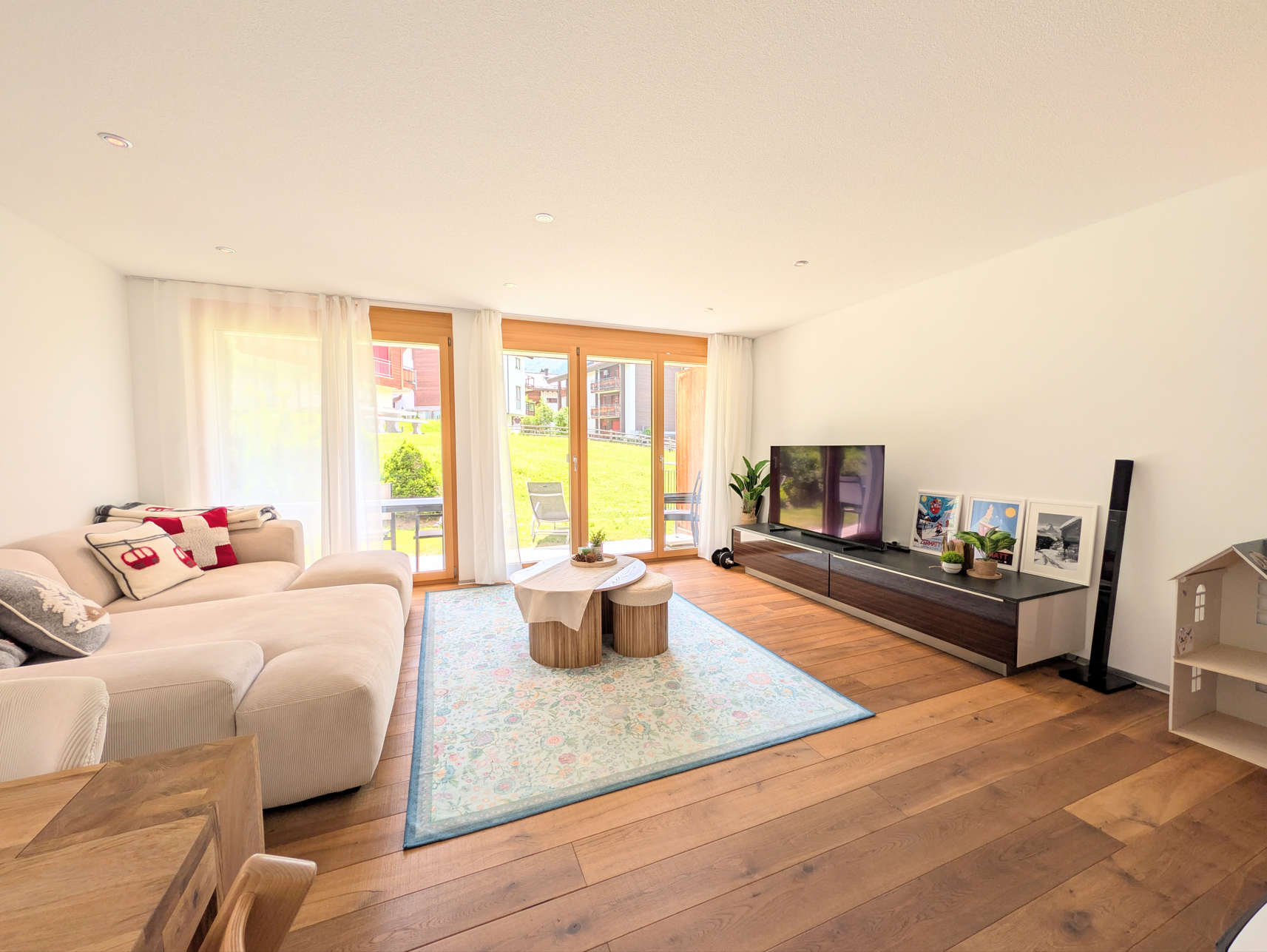 Helles Wohnzimmer mit großer Fensterfront