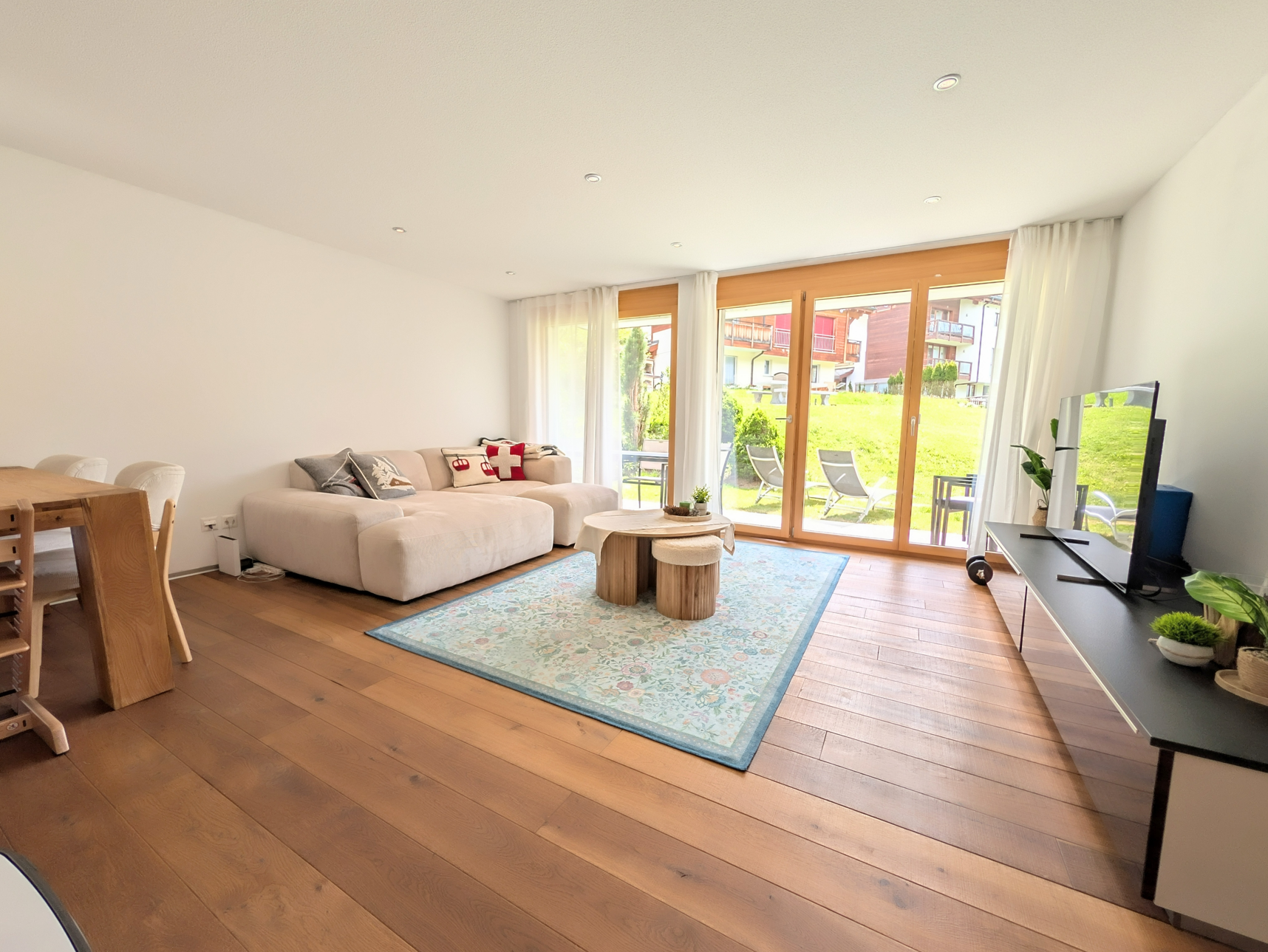 Helles Wohnzimmer mit Terrasse