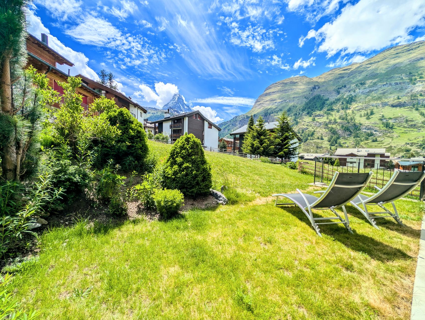 Alpen-Garten mit Bergpanorama