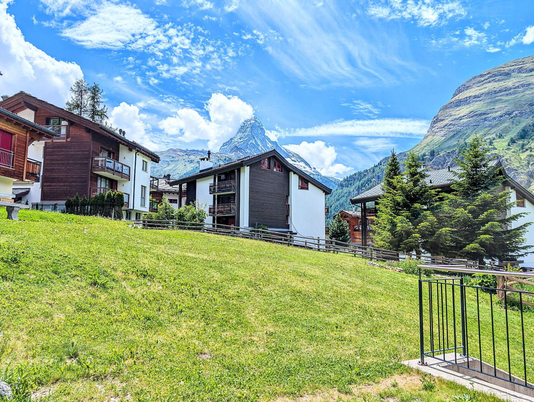 Alpine Wohnanlage mit Bergblick