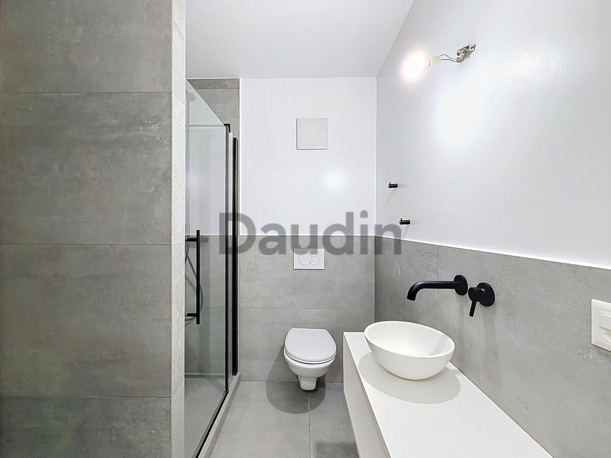 Modernes Gäste-WC mit Walk-in-Dusche