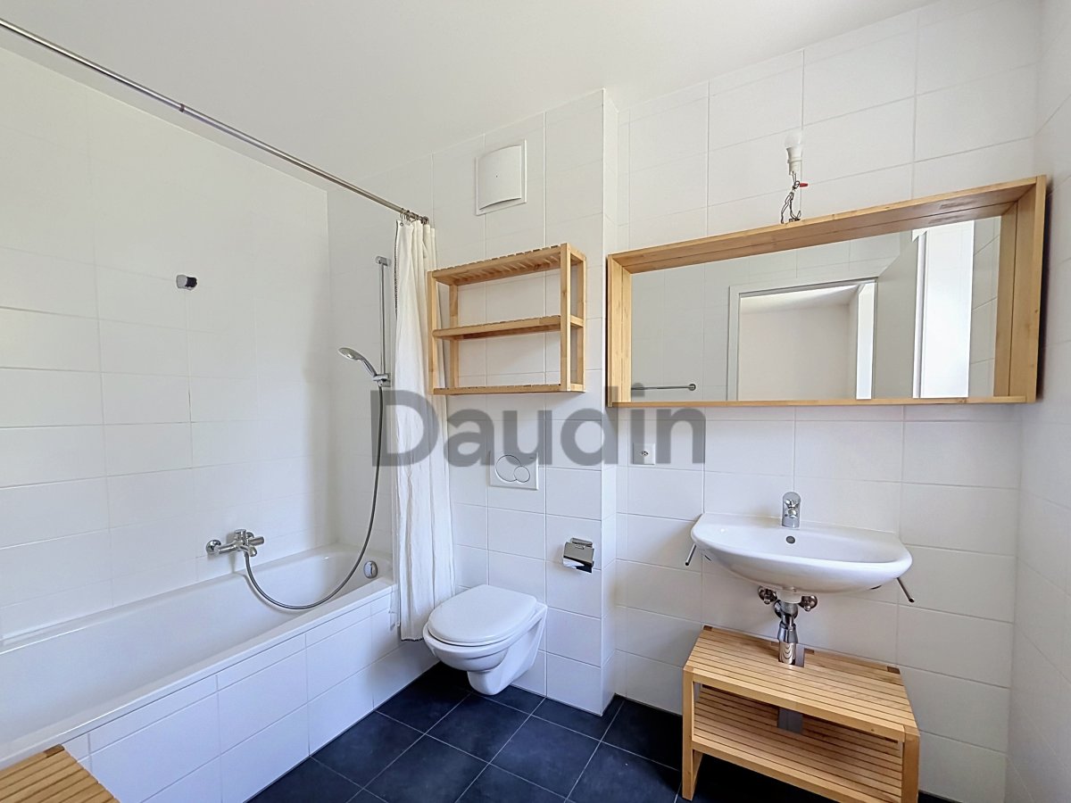 Helles Badezimmer mit Badewanne, WC und Waschtisch