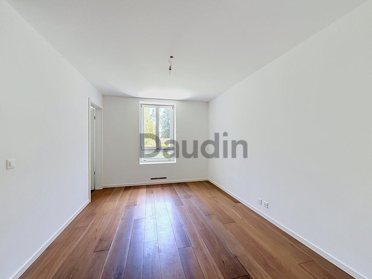Leerer heller Raum mit Holzfußboden und Fenster