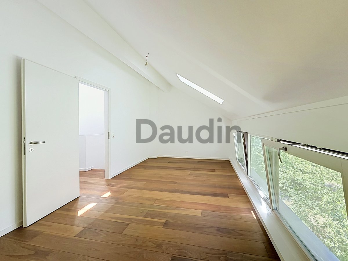 Helles Dachzimmer mit Holzparkett und Dachfenstern