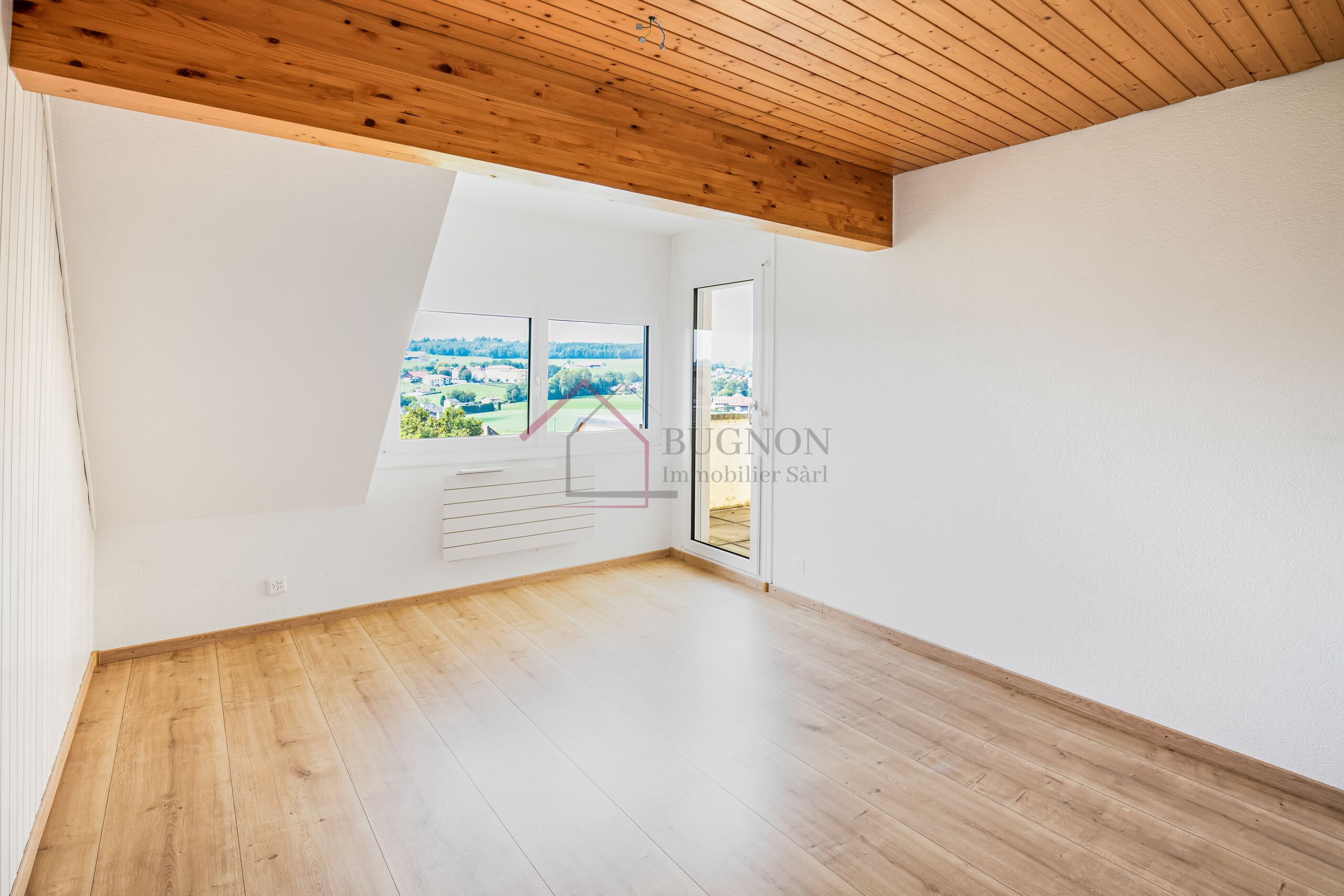 Helles Dachzimmer mit Holzdecke und Ausblick