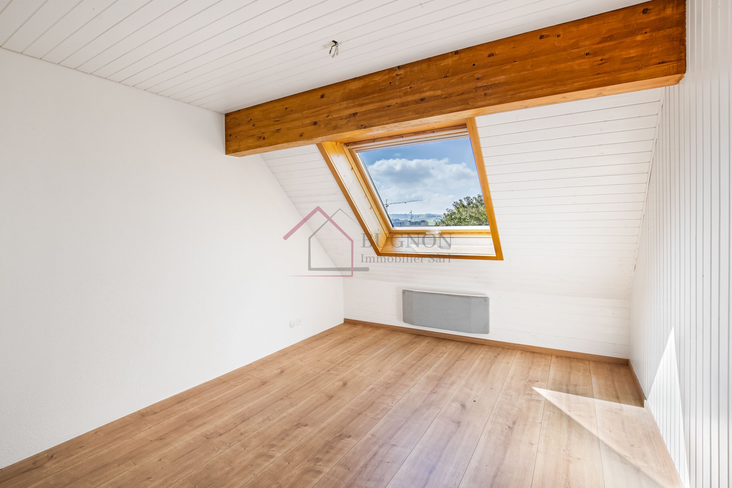 Helles Dachgeschosszimmer mit Dachfenster