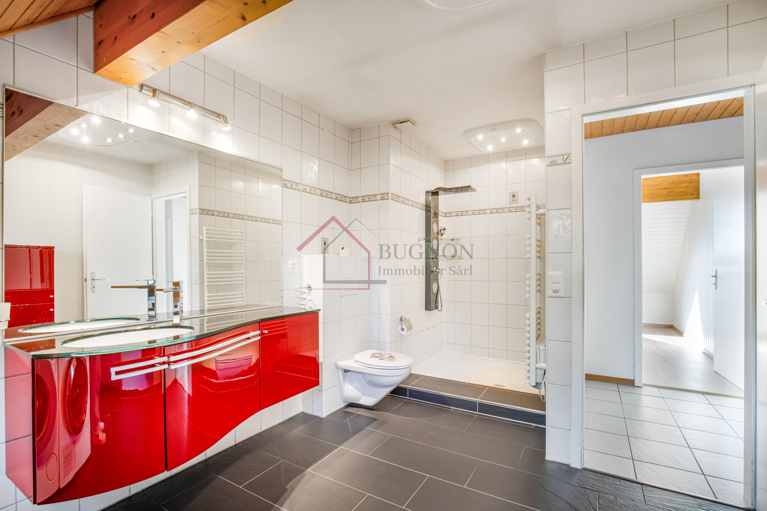 Modernes Badezimmer mit rotem Waschtisch