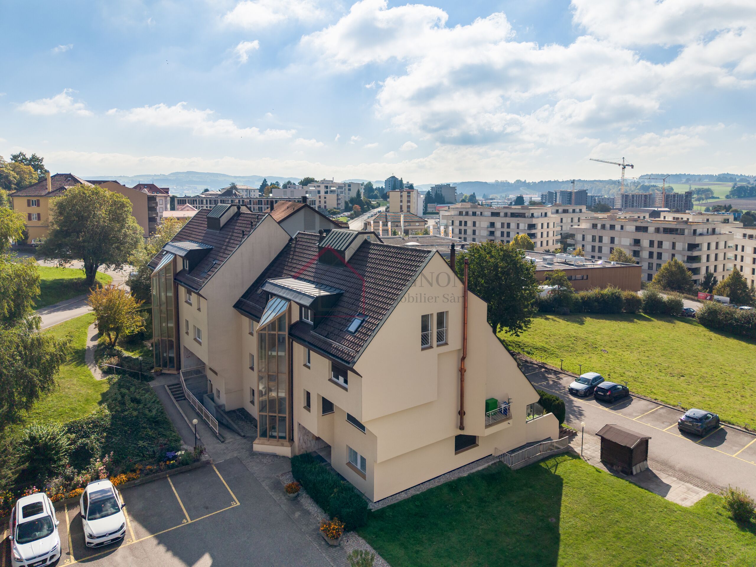 Wohngebäude mit Blick über die Stadt