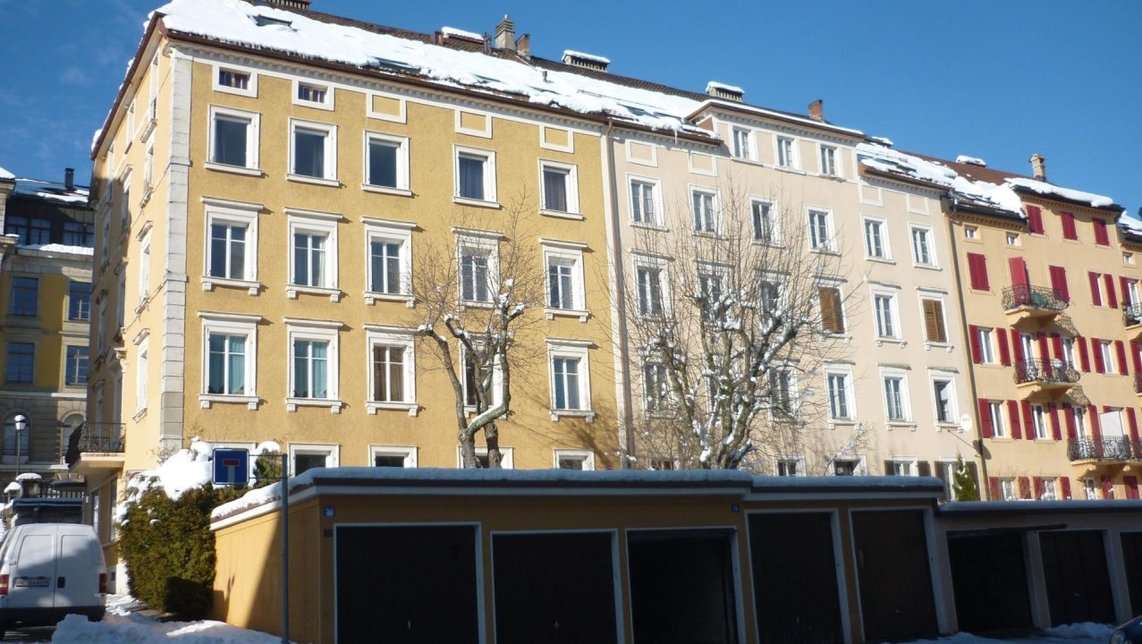 Mehrfamilienhausfassade im Winter