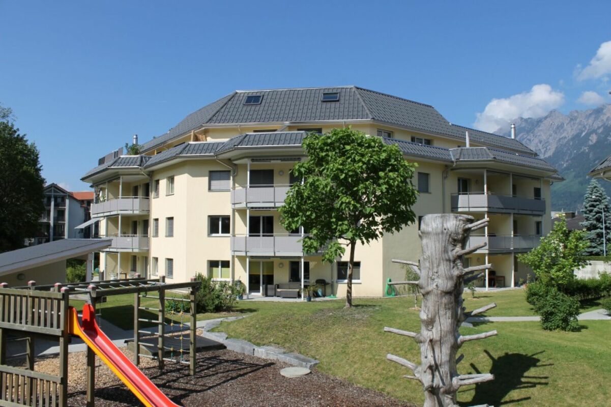 Mehrfamilienhaus mit Garten und Spielplatz