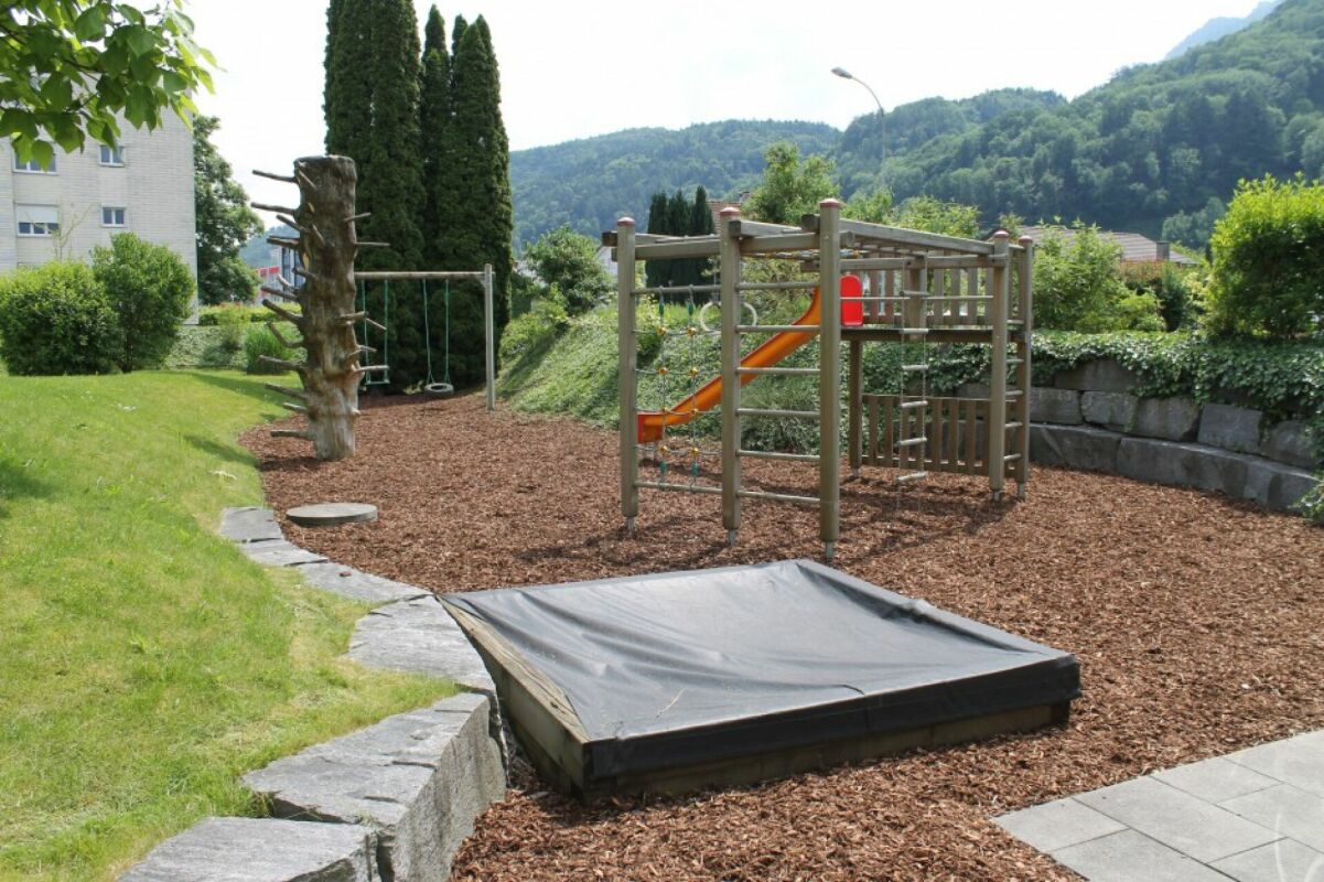Außenbereich mit Kinderspielplatz im Garten