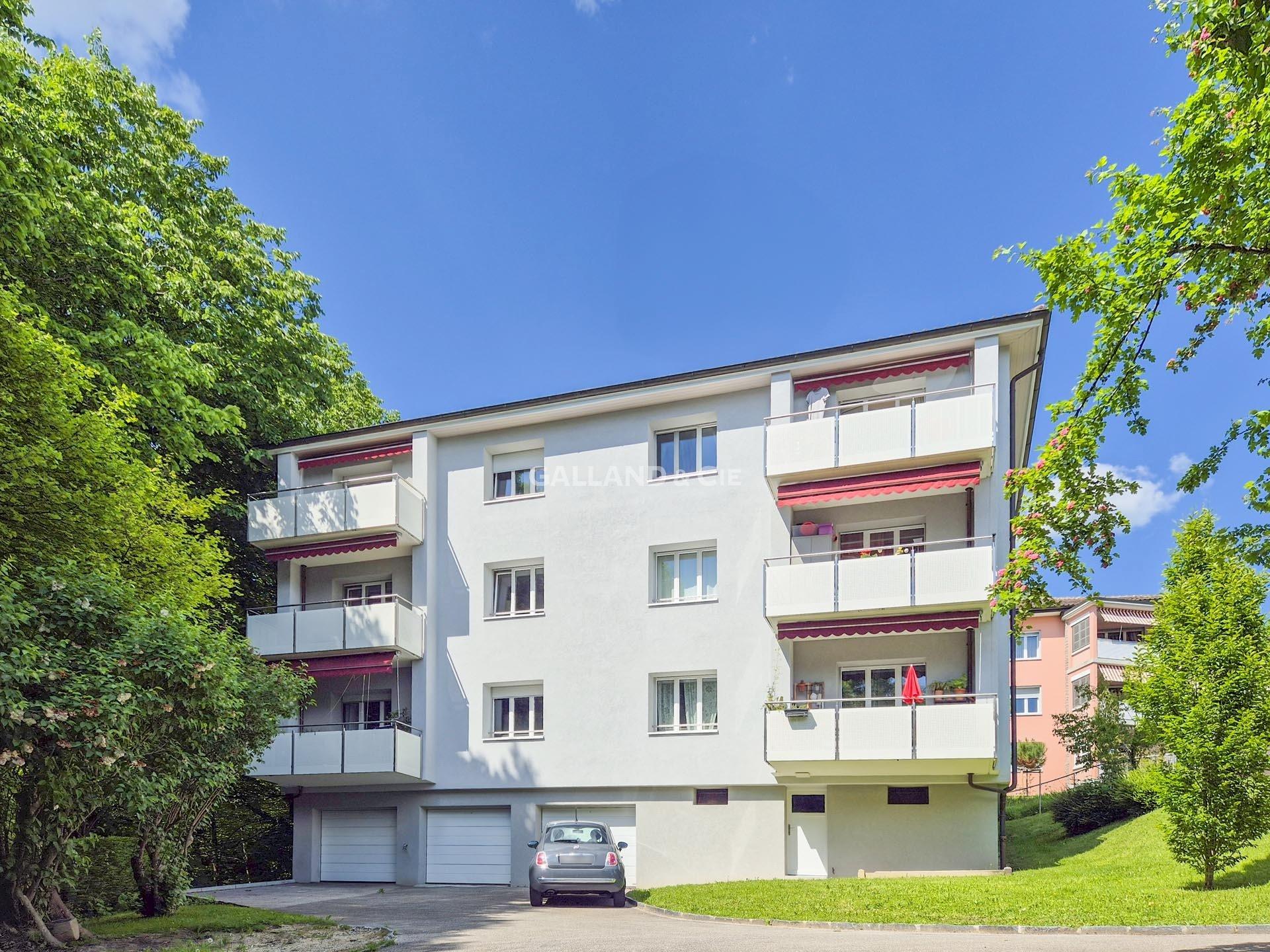 Mehrfamilienhaus mit Balkonen und Garagen