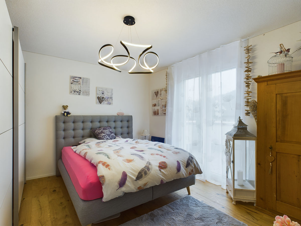 Helles Schlafzimmer mit dekorativer Beleuchtung