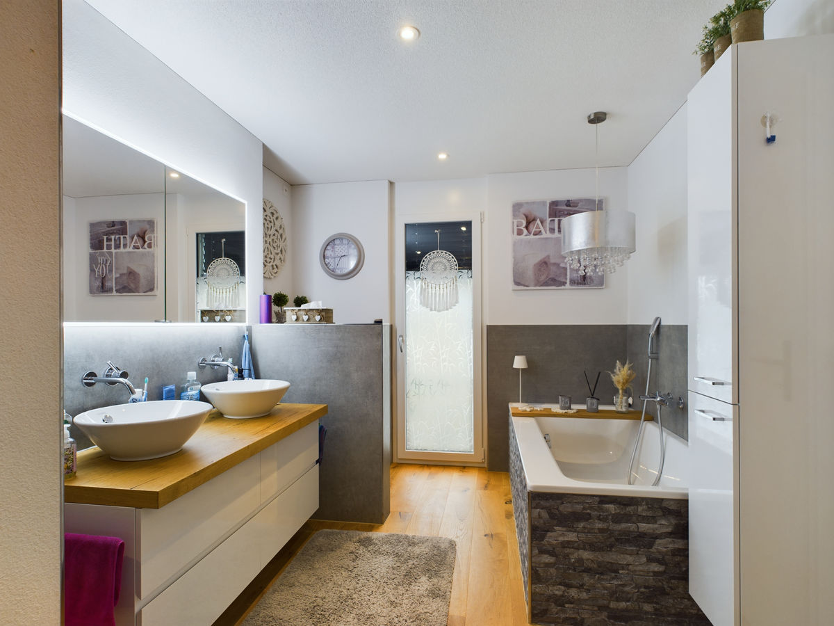 Modernes Badezimmer mit Doppelwaschtisch und Badewanne