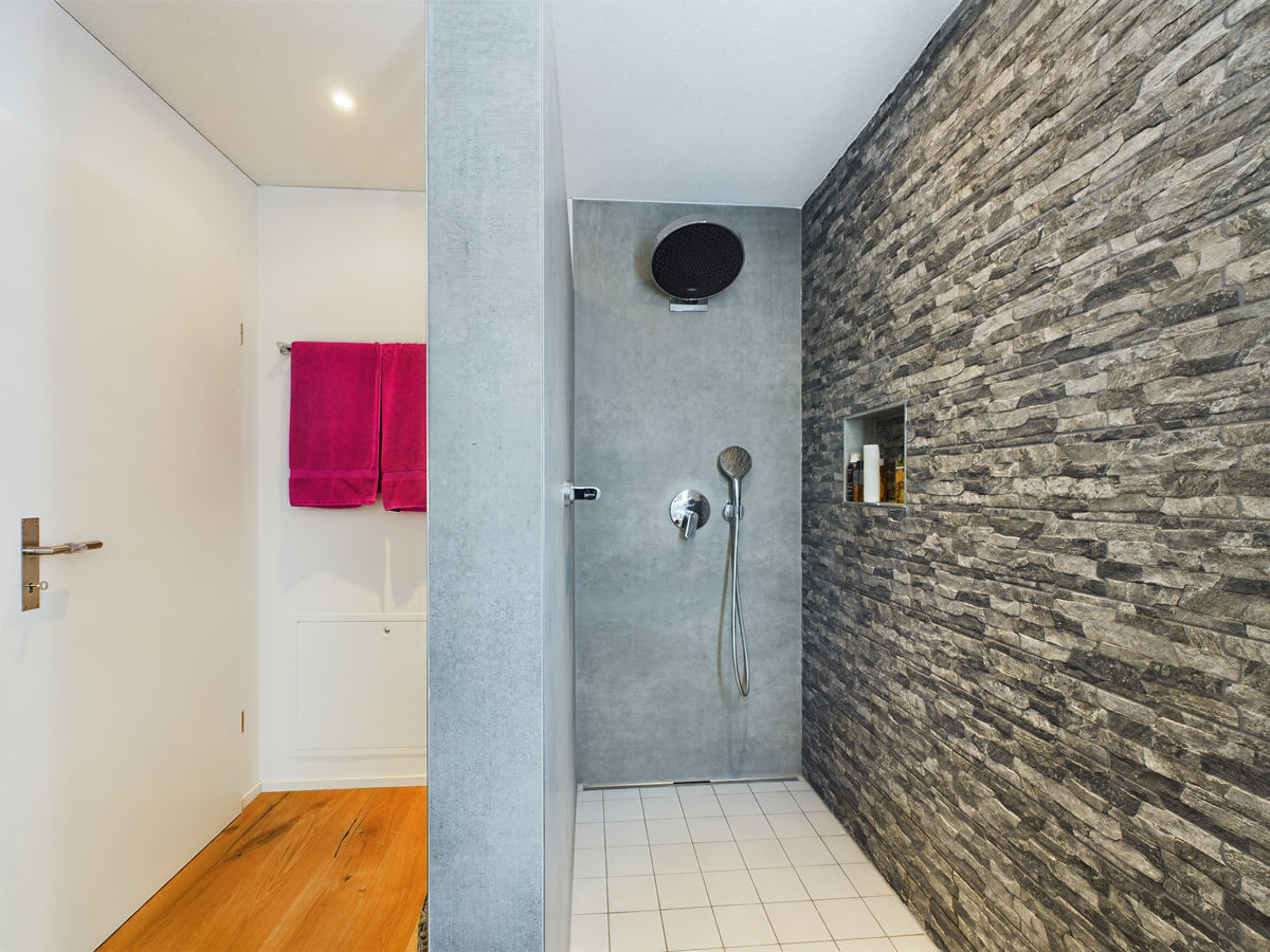 Modernes Badezimmer mit begehbarer Dusche