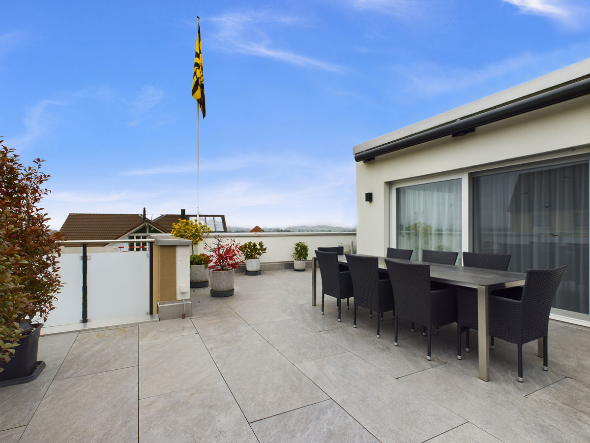 Dachterrasse mit Esstisch und Blick ins Umfeld