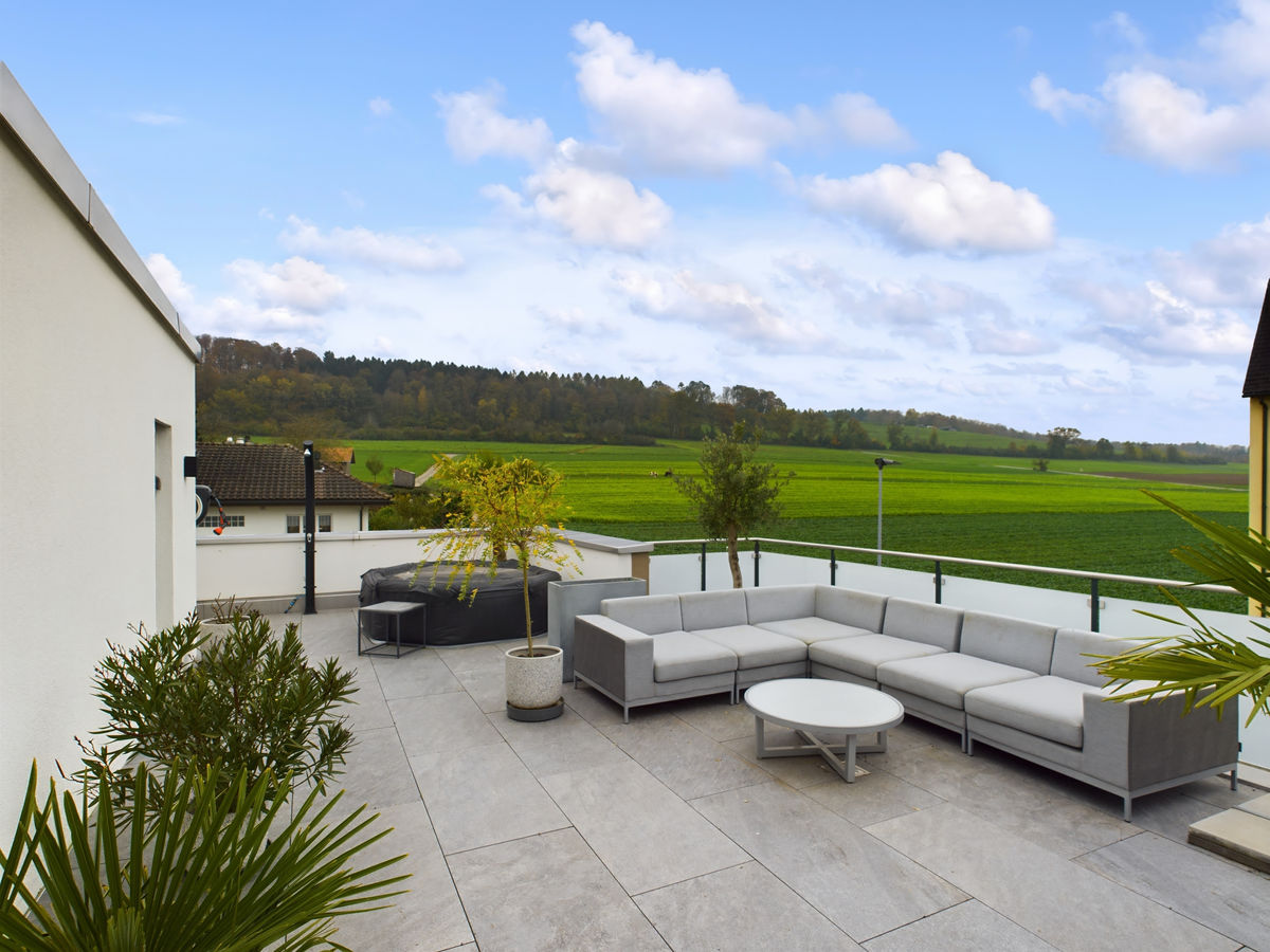 Dachterrasse mit Panorama über Felder