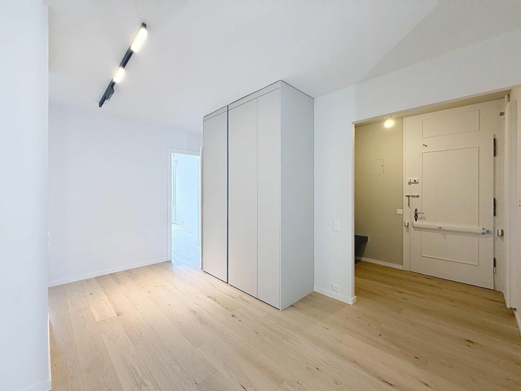 Heller Eingangsbereich mit Einbauschrank