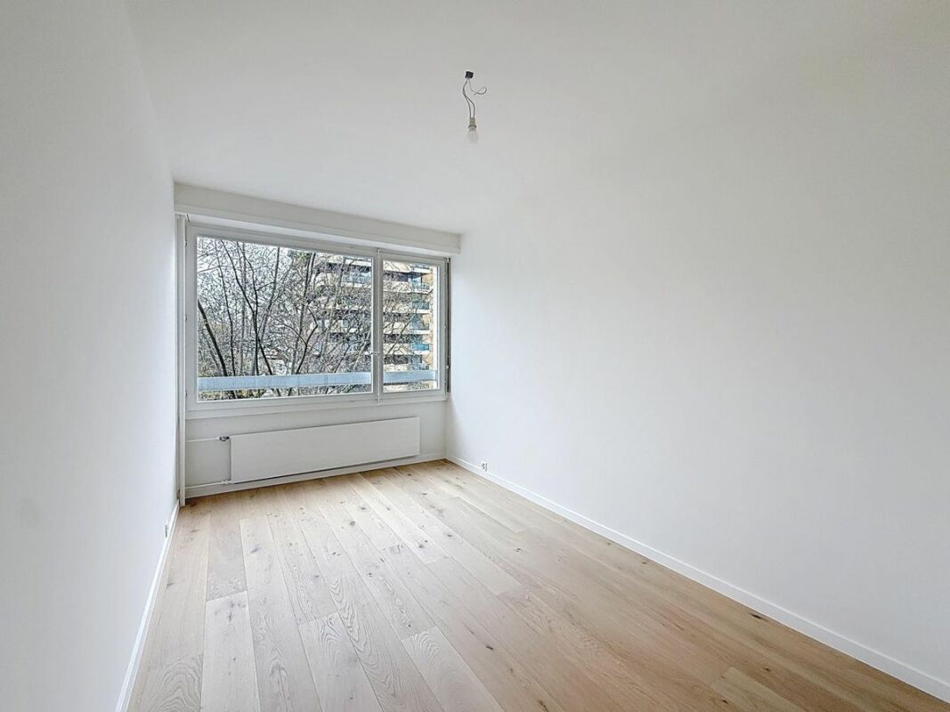 Leerer, frisch renovierter Raum mit großem Fenster