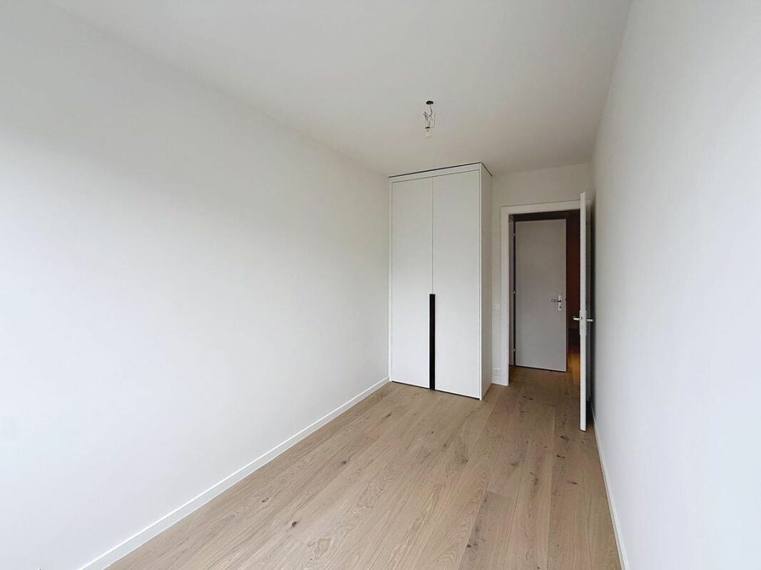 Heller, leerer Flur mit Kleiderschrank