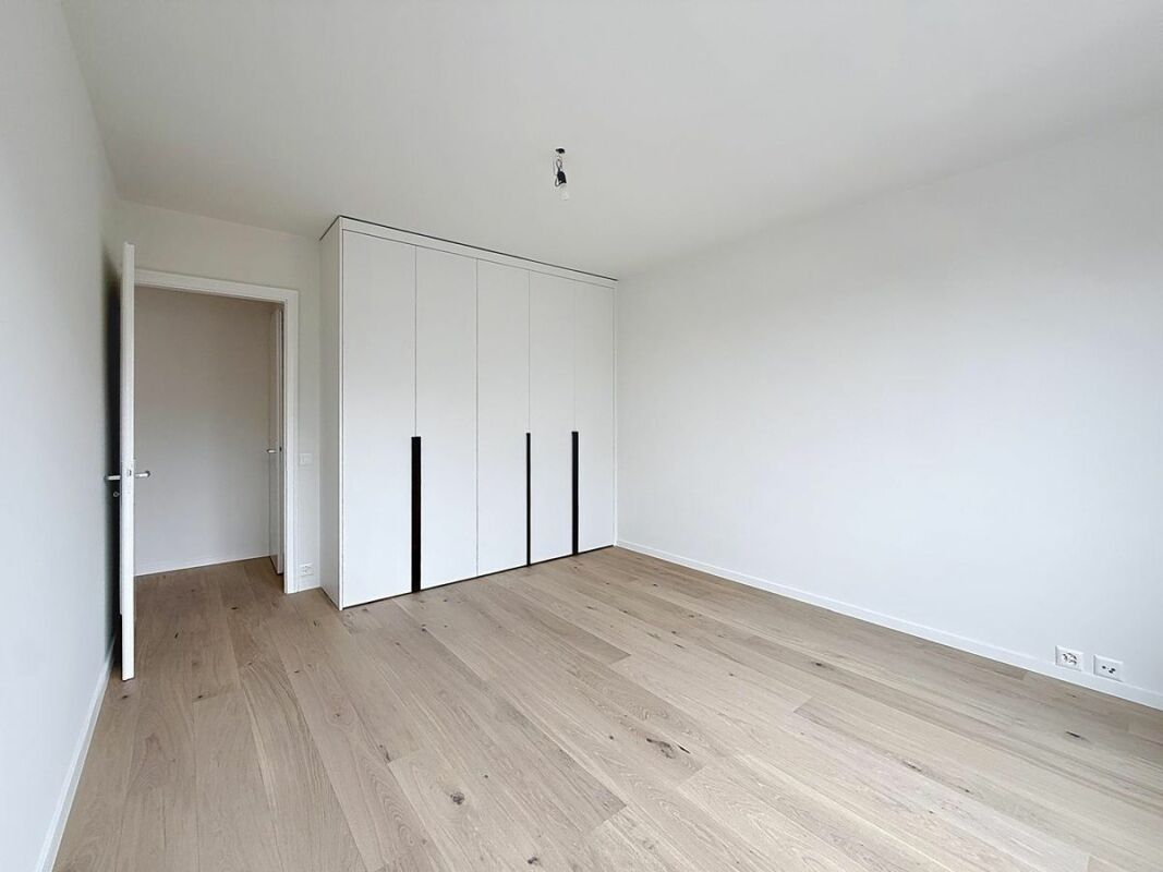 Helles, leer stehendes Schlafzimmer mit Einbauschrank