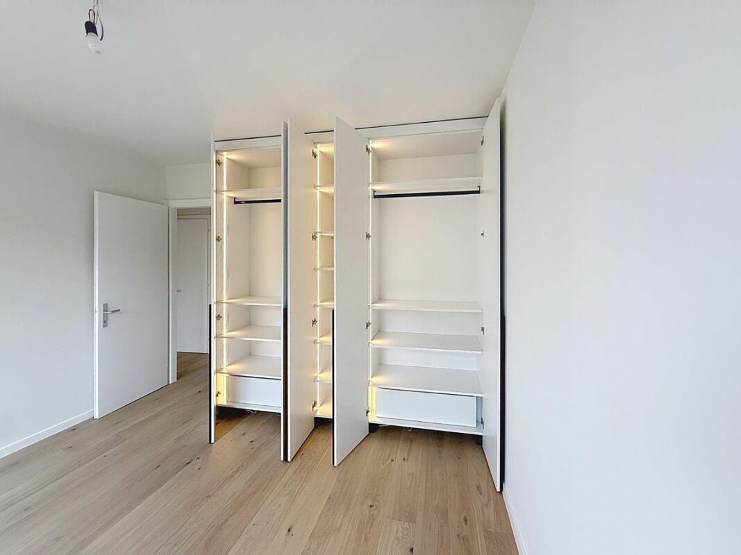 Begehbarer Kleiderschrank mit offener Einbauten