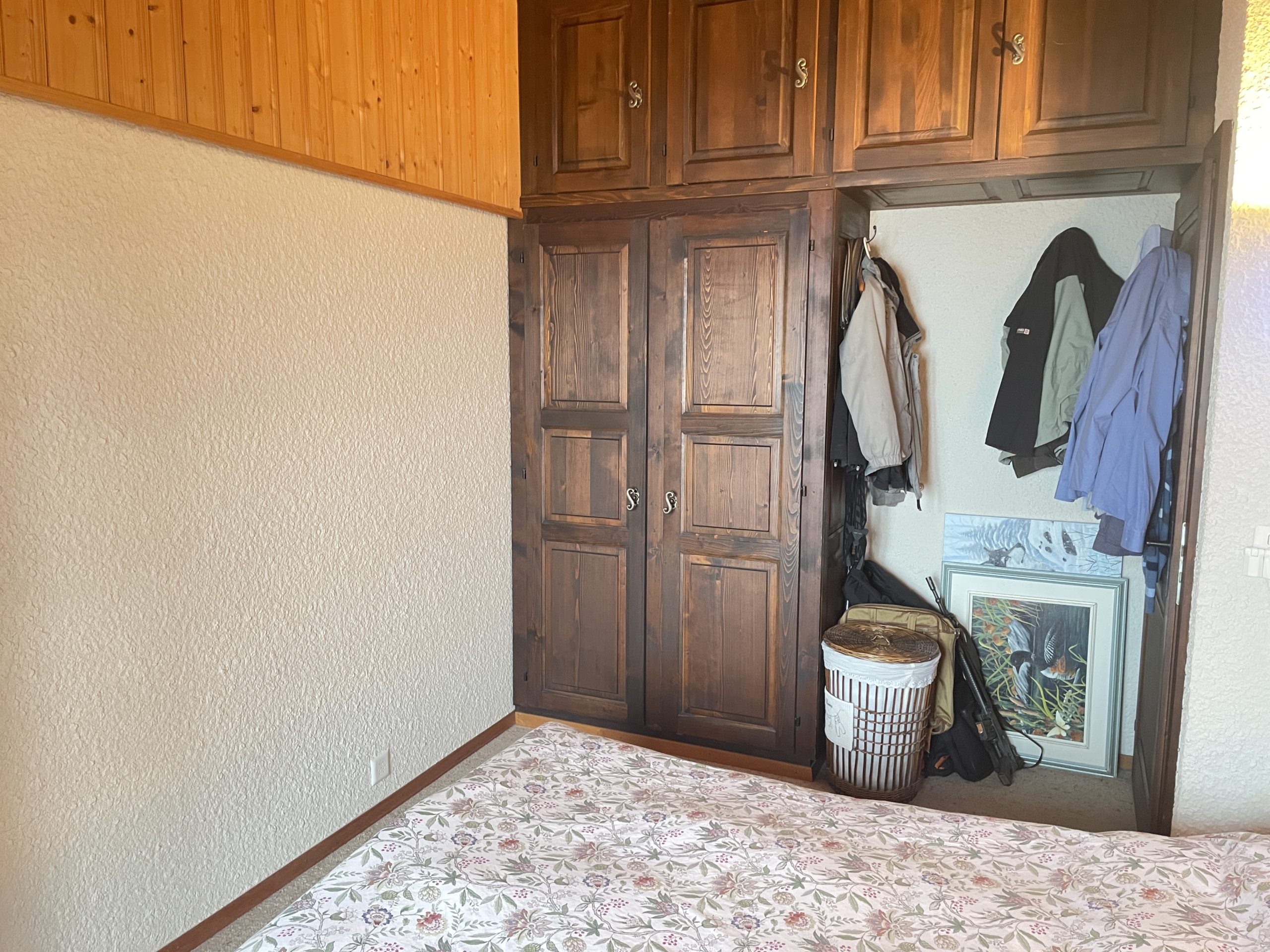 Kleines Schlafzimmer mit Einbauschrank und Garderobenbereich