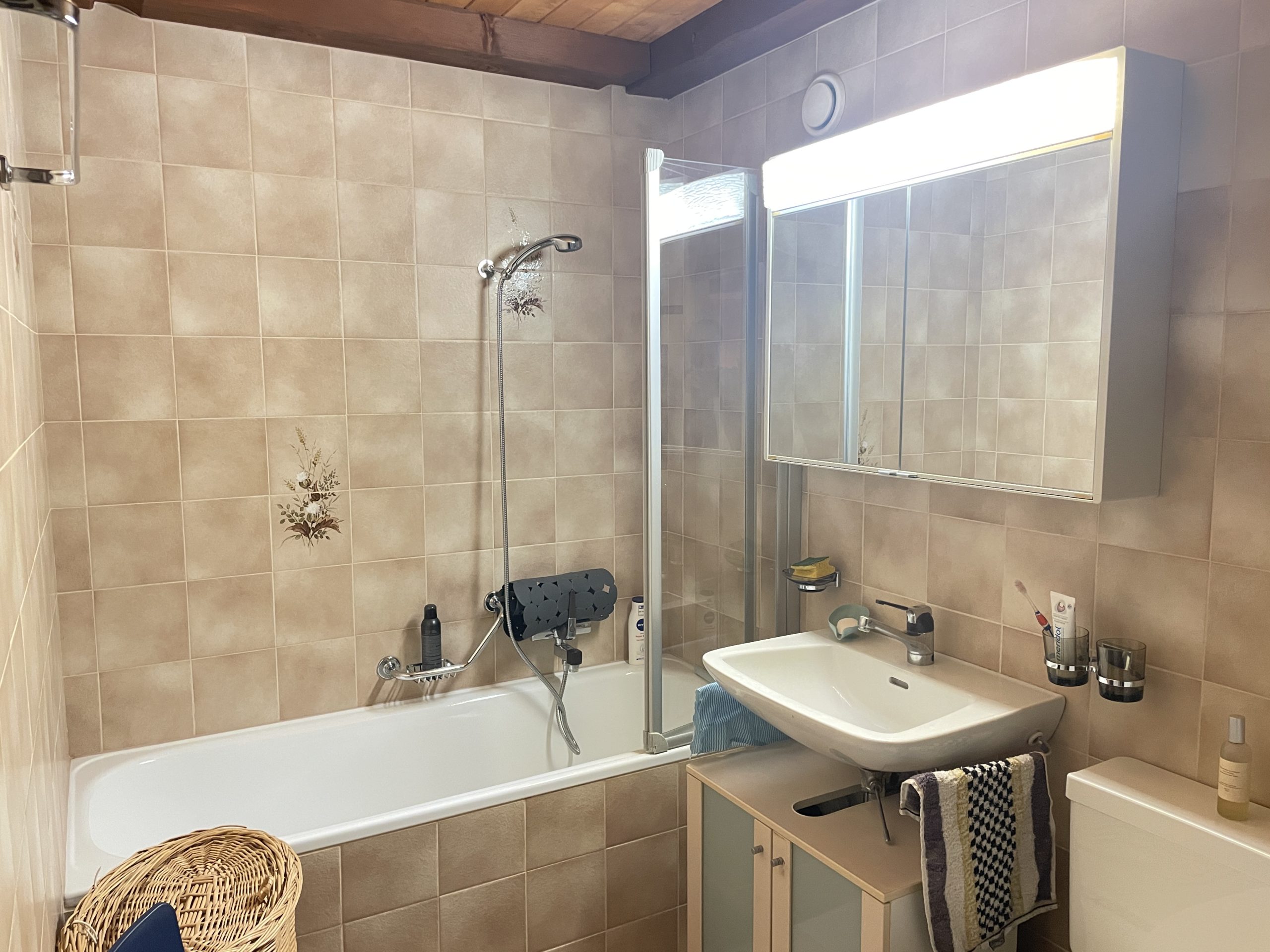 Badezimmer mit Badewanne und Waschtisch